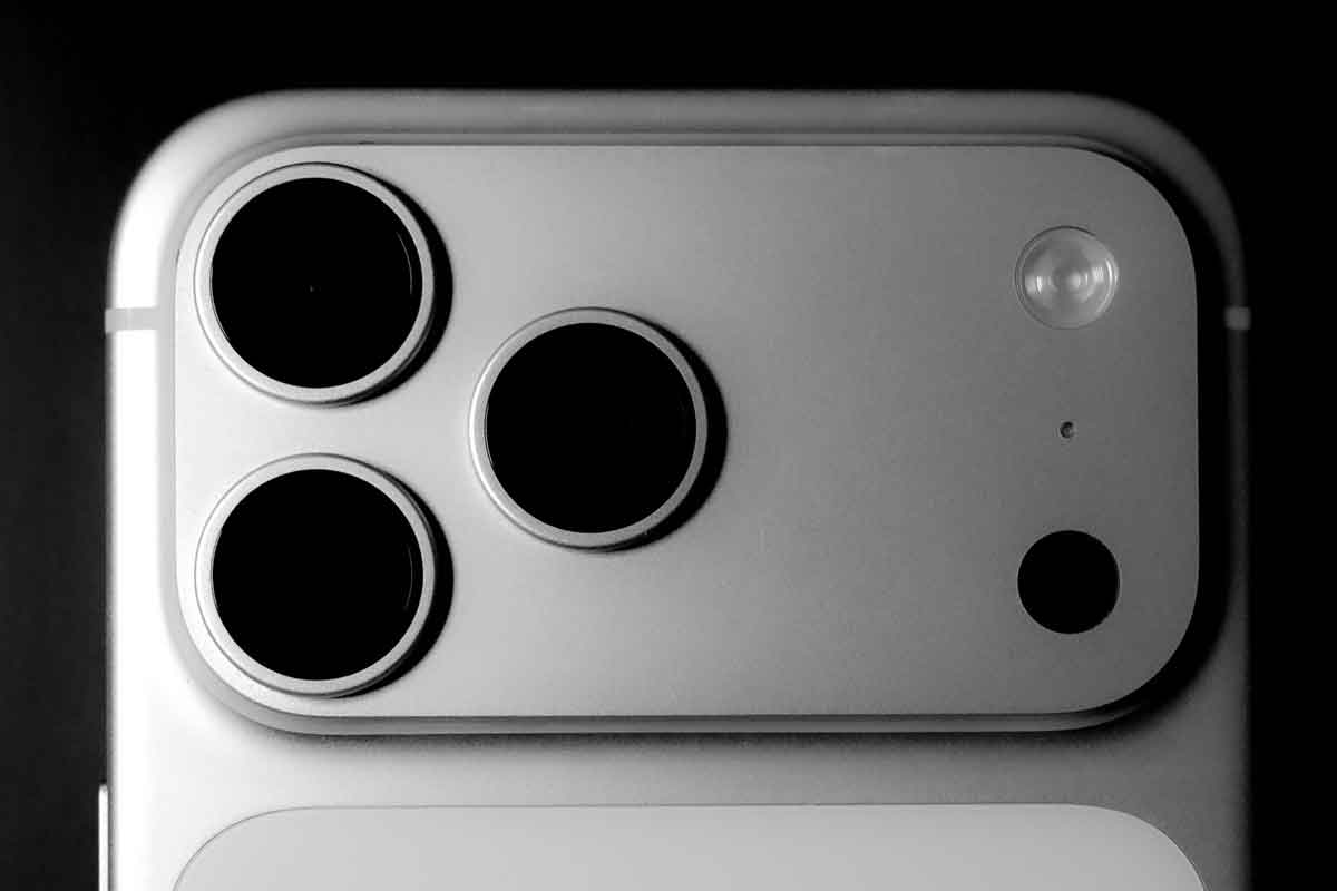 Топ 6 най-продавани аксесоари за новия iPhone 17 Pro