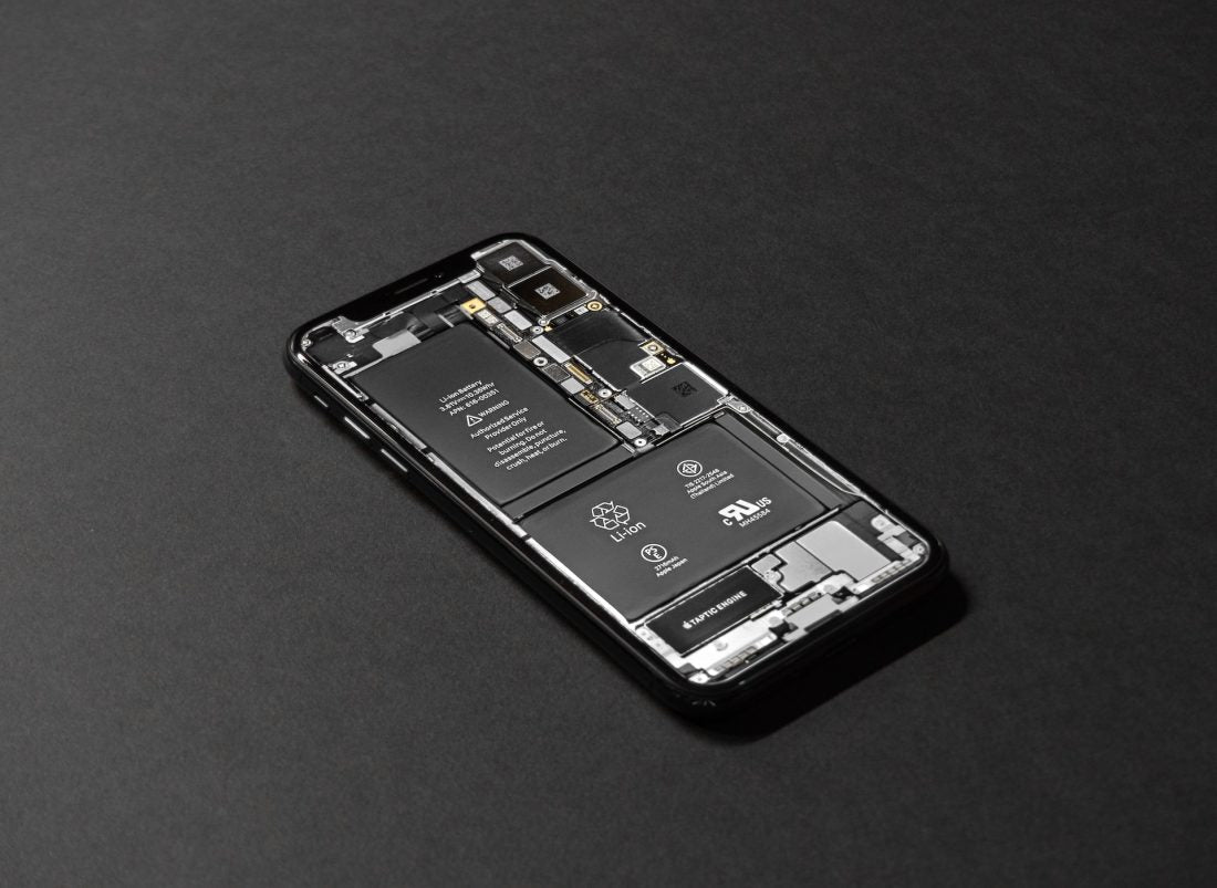 Купих си нов iPhone: Кога и как да го заредя за пръв път? (Развенчаване на митовете)
